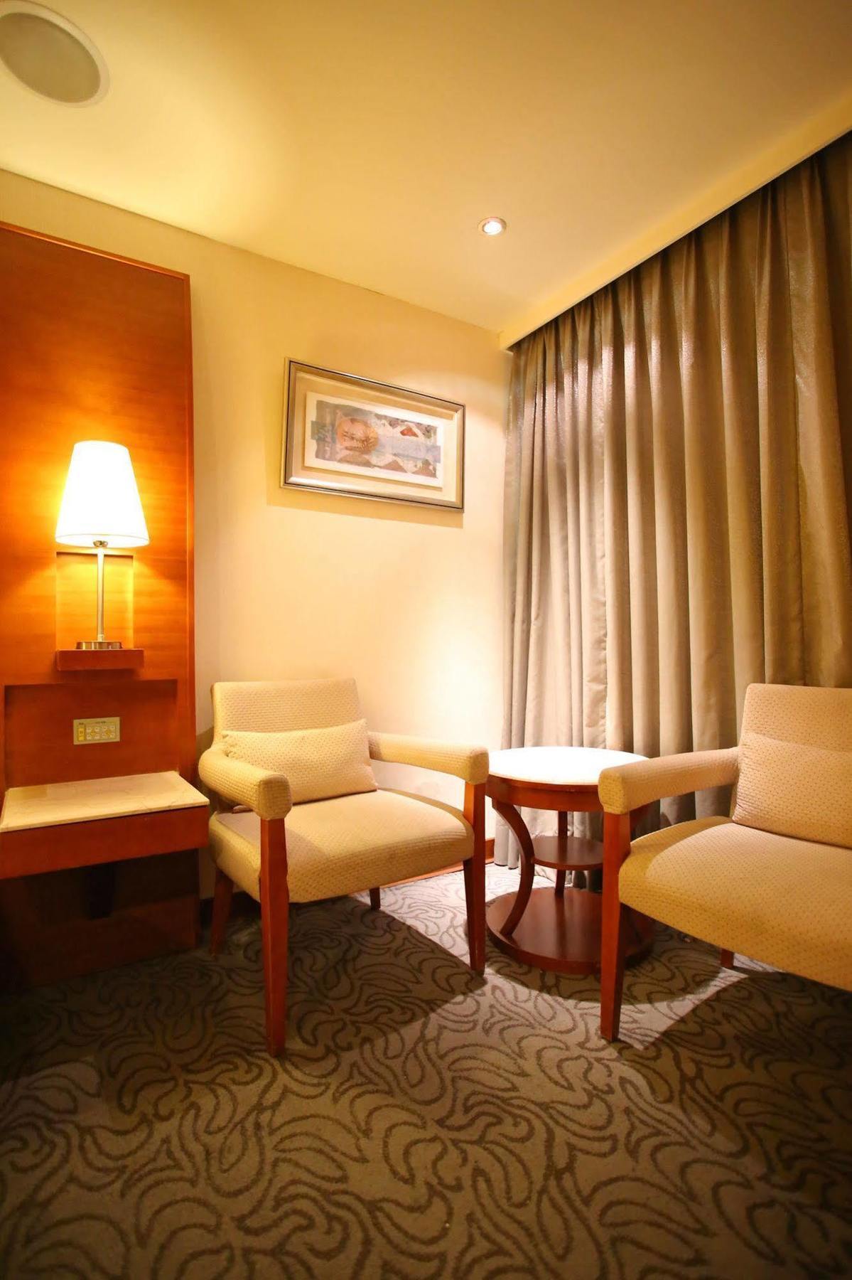 Elegance Hotel Taipei Extérieur photo